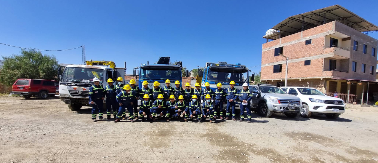 Equipo de ingenieros y personal de Soluciones Eléctricas Syiame SRL en obra